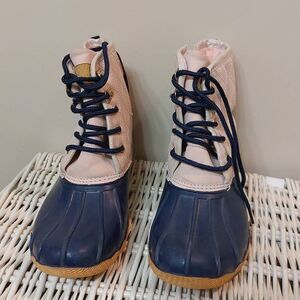 Women Crown & Ivory Snow  Boots Size 5